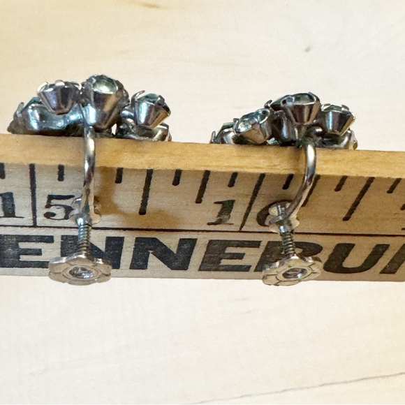 Vintage Gorgeous Aqua Blue Rhinestone Earrings Screw Back Cluster Earrings - Picture 8 of 10